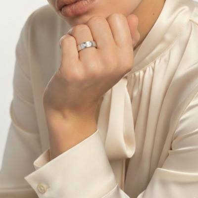 Alliance Demi-Bombée en Or Blanc 375 & Diamants de Synthèse 0,09 ct, Largeur 4 ou 5mm - Amore