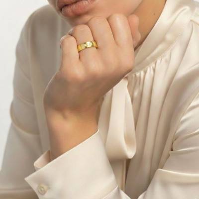 Alliance Demi-Bombée en Or Jaune 375 & Diamants de Synthèse 0,09 ct, Largeur 4 ou 5mm - Amore