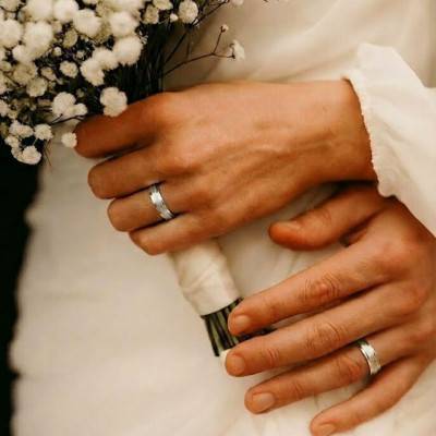 Alliance Concave Brossée en Or Blanc 375, Largeur 3 à 5 mm - Amore