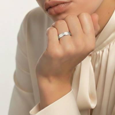 Alliance Ruban Brossé en Or Blanc 375 & Diamant de Synthèse 0,015 ct, Largeur de 3 mm à 5 mm - Amore