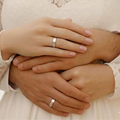 Alliance Ruban Superposée en 2 Ors Blanc et Rose 375, Largeur 3 à 5 mm - Amore