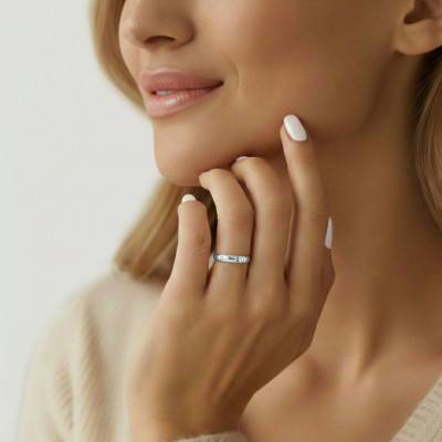 Alliance Demi-Jonc en Or Blanc 375 & Diamants 0,005 ct, Largeur 3 à 5 mm - Amore