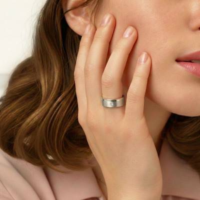 Alliance Ruban Brossée en Or Blanc 375 & Diamant 0,03 ct, Largeur 5 mm - Amore