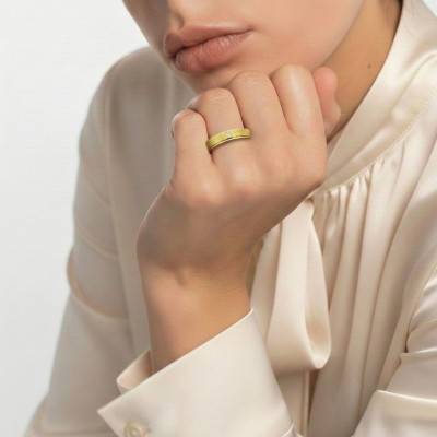 Alliance Ruban Brossée en Or Jaune 375 & Diamant 0,03 ct, Largeur 3 à 5 mm - Amore