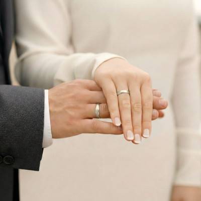 Alliance Ruban Brossée en Or Blanc 375 en Largeur 3 à 5 mm - Amore