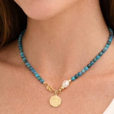 Collier Médaille Martelée en Plaqué Or et Pierres d'Apatite Bleues, Longueur 44 cm - Etrusca Gioielli