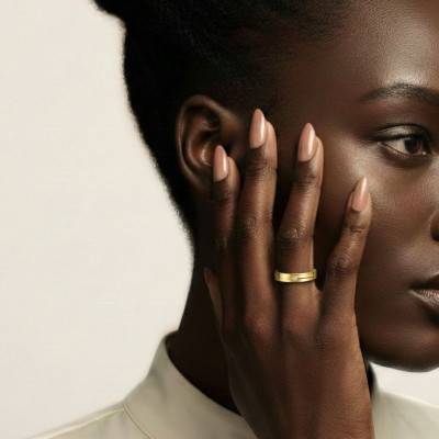 Alliance Ruban Brossée en Or Jaune 375 & Diamant de Synthèse 0,015 ct, Largeur 3 à 5 mm - Amore