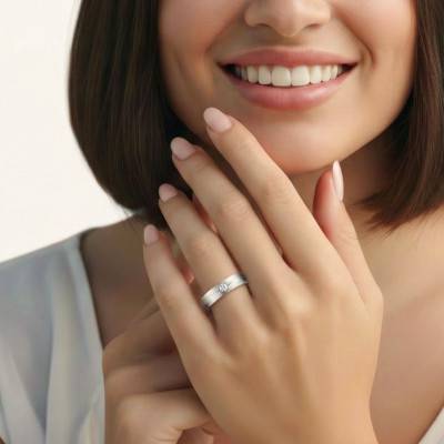 Alliance Ruban Brossée en Or Blanc 375 & Diamant de Synthèse 0,015 ct, Largeur 3 à 5mm - Amore