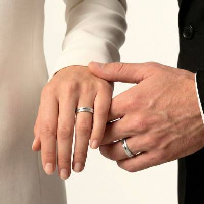 Alliance Concave Brossée en Or blanc 375, Largeur 4 et 5 mm - Amore