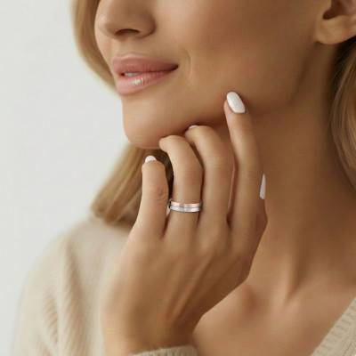 Alliance Ruban Polie en 2 ors Rose et Blanc 375 & Diamants de Synthèse 0,06 ct, Largeur 4mm - Amore