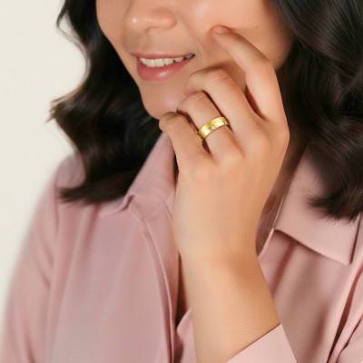 Alliance Demi-Bombée Brossée & Brillante, en Or Jaune 375 & Diamant 0,01 ct, Largeur 5mm - Amore