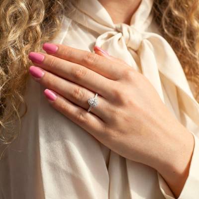 Bague en Or Blanc 750 & Diamants et Diamant Central Ovale 0,30 ct GIA - Divine