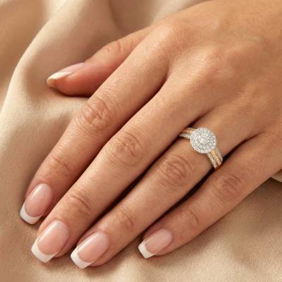 750/1000 Yellow Gold & 0.97 ct Diamond Half-Set Solitaire Ring - Divine