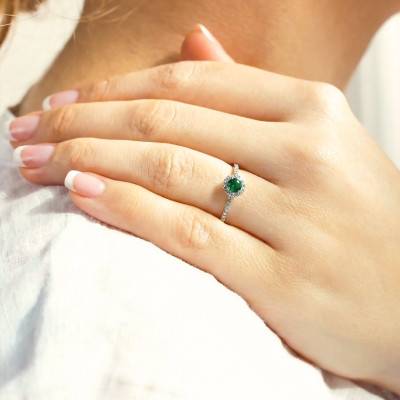 Bague Demi-Tour Divinada en Or Blanc 750 & Emeraude 0,30 ct et Halo de Diamants 0,20 ct - Diamond Lady