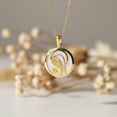 Médaille Vierge en Prière Ajourée en Or Jaune 750 & Nacre, Diamètre 17,50 mm - Rosatella