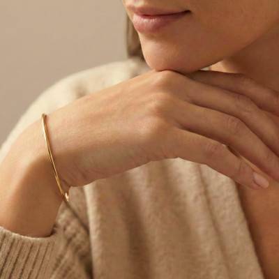 Solid Oval Wire 750/1000 Yellow Gold Bangle Bracelet, 63 mm Diameter, Width 2,20 mm to 4,75 mm - Emanessence
