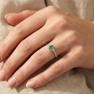 375/1000 White Gold Emerald 0.53 ct & Diamonds 0.05 ct Shouldered Solitaire Ring - Aurora