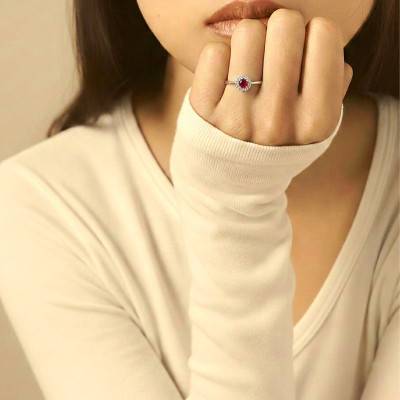 Bague Ronde en Or Blanc 375 & Oxydes de Zirconium et Rubis - Aurora