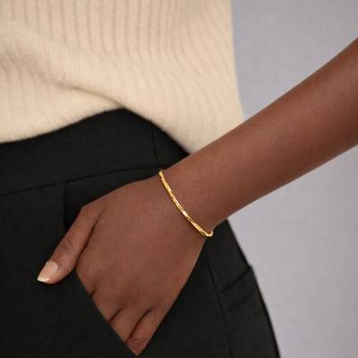 Bracelet Fil Carré Vrillé en Or Jaune 750, Diamètre 60 mm, Largeur 1,80 mm à 2,60 mm - Emanessence