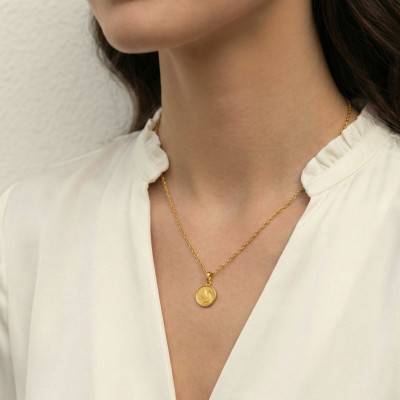Yellow Gold Virgin Profile Medal, 14 mm Diameter - Emanessence