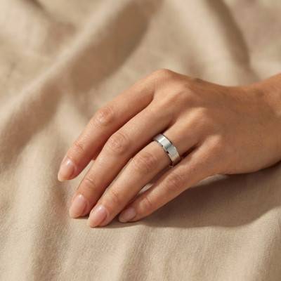 White Gold 375/1000 or 750/1000 Beveled Brushed Comfort Ribbon Wedding Ring 4.50 mm - Fair'Belle