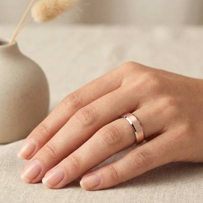 Brushed Ribbon Comfort 375 or 750 Two-Tone White & Rose Gold Wedding Ring, Width 4 mm - Fair'Belle