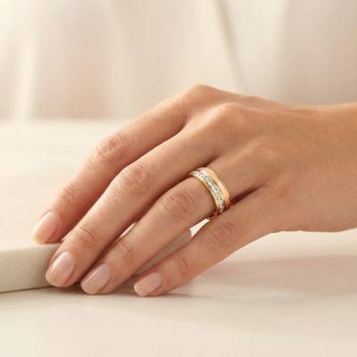 Alliance Ruban Confort Hudson Jaune Polie aux Bandes Grise Diamantée et Rose Sablée en 3 Ors Jaune 375 ou 750, Largeur 5 mm - Fair'Belle