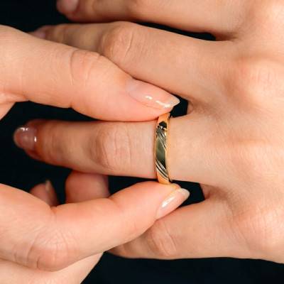 Half-Domed Standard Grooved 375 or 750 Yellow Gold Wedding Ring, 4 mm Width - Fair'Belle