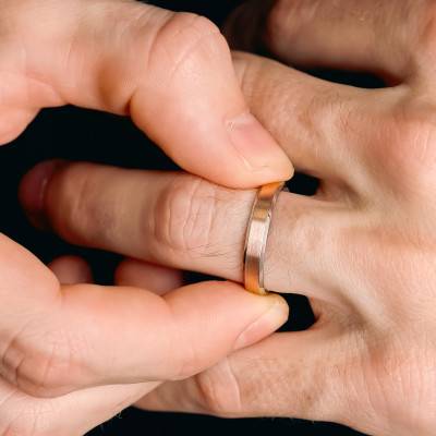 Alliance Ruban Confort Brossée en 2 Ors Blanc et Rose 750, Largeur 4 mm - Fair'Belle