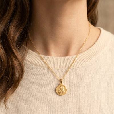 Médaille Vierge et Enfant Sablée en Or Jaune 750, Diamètre 15 mm - Lumiosa