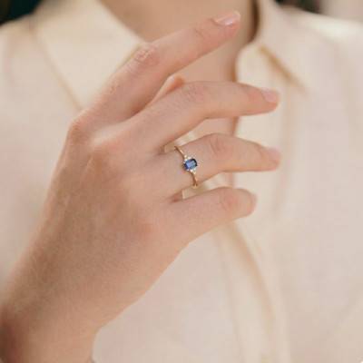 Bague Solitaire Saphir de Synthèse Epaulé en Or Jaune 750 & Diamants de Synthèse 0,15 ct, Taille 53 - Ocarat