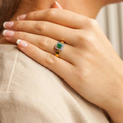 Bague Solitaire Accompagné Emeraude 0,33 ct et Halo de Diamants 0,024 ct en 2 Ors 750 - Joelli