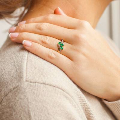 Two-Tone 750/1000 Gold Engagement Ring with 0.028 ct Diamonds and 1.2 ct Emeralds - Joelli