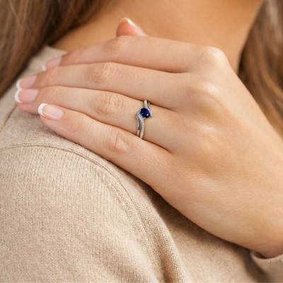 750/1000 White Gold Sapphire Solitaire Ring with Diamond Accents 0,016 ct - Joelli