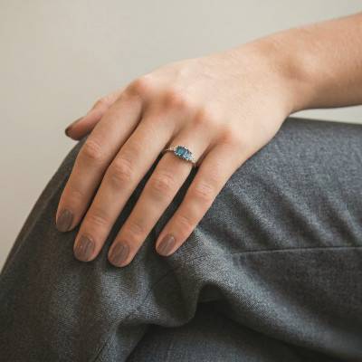 Bague de Fiançailles Topazes London Blue Baguettes & Diamants en Or Blanc 375 ou 750 - Aurora