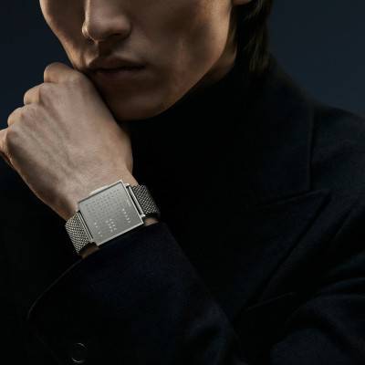 Montre Qlocktwo W Fine Steel en français, anglais ou allemand - Qlocktwo