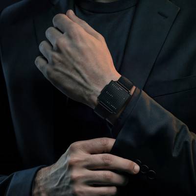 Montre Qlocktwo W Black Steel en français, anglais ou allemand - Qlocktwo