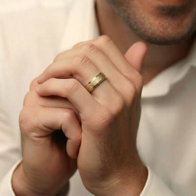 375/1000 Yellow Gold Frosted Finish Comfort Ribbon Wedding Ring, Width 5.00 mm - Fair'Belle