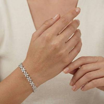 Bracelet Rivière Fleurs 95 Diamants de Synthèse 7,60 cts en Or Blanc 750, Longueur 18 cm - Ocarat