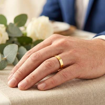 750/1000 Yellow Gold Comfort Ribbon Wedding Ring, Width 4 mm - Amore