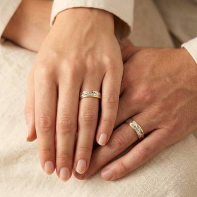 Two-Tone 375/1000 Gold Comfort Striped Ribbon Wedding Ring 4.00 mm - Ocarat