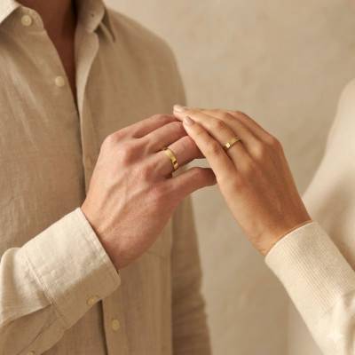 Yellow 375/1000 Gold Comfort Ribbon Wedding Ring 4.00 mm - Ocarat