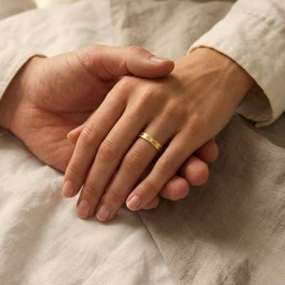 Alliance Ruban Plat Confort Rainurée et Diamant 0,01 ct en Or Jaune 375, Largeur 3,5 mm - Ocarat