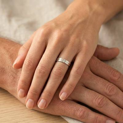 Alliance Ruban Plat Confort Rainurée et Diamant 0,01 ct en Or Blanc 375, Largeur 4,5 mm - Ocarat