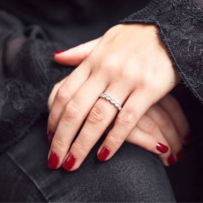 Alliance Standard Perlée en Or Blanc 375 & Diamants - Amore