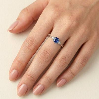 Bague Solitaire Epaulé Saphir et Diamants de Synthèse 0,14 ct en Or Blanc 750, Taille 53 - Ocarat