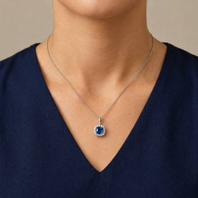 Collier Saphir de Synthèse Coussin & Diamants de Synthèse 0,20ct en Or Blanc 750, Longueur 40 à 42 cm Ajustable - Ocarat