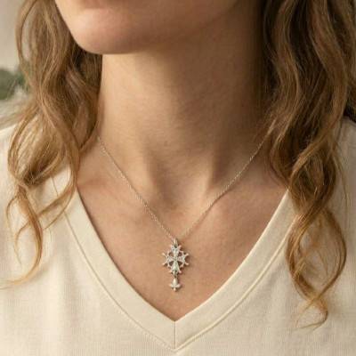 Croix Huguenote Ajourée en Or Blanc 750, Dimension 15 x 26 mm - Emanessence