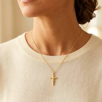 Pendentif Croix Christ Fil Rond en Or Jaune 750, Dimension 12 x 27 mm - Vandona