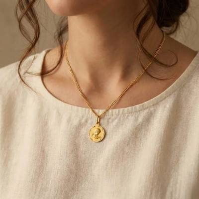 Médaille Ronde Ange en Prière Bords Guillochés, Diamètre 15 mm ou 17 mm, Or Jaune 750 - Argyor
